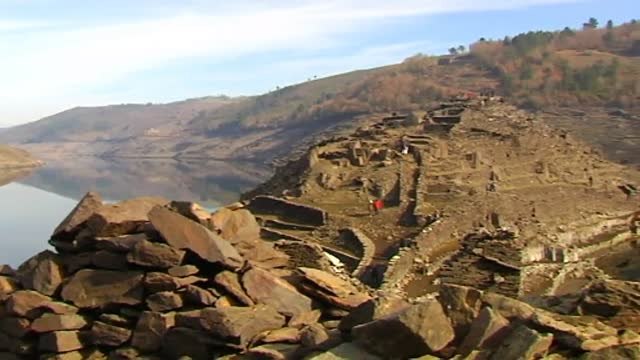 Sale a la luz el Castro Candaz, un tesoro de piedra que emerge del rio Miño