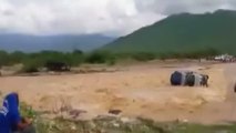 Un minibús con 16 ocupantes es arrastrado por el agua en las inundaciones de Perú