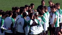 Zozulya entrena con el Betis a falta de aclarar su futuro