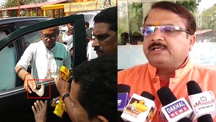 दिग्विजय सिंह का रुपए बांटने वाला यह वीडियो हुआ वायरल, देखें कैसे हाथों थमाए जा रहे नोट