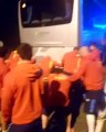 Rugby - Les joueurs de l'USAP de Perpignan poussent leur autocar en panne à 3 heures du matin