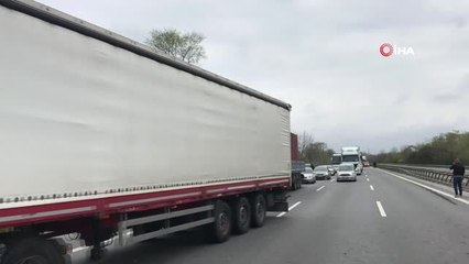 Tem Otoyolunda Sunta Yüklü Tır Devrilerek Yandı, Trafik Kilitlendi
