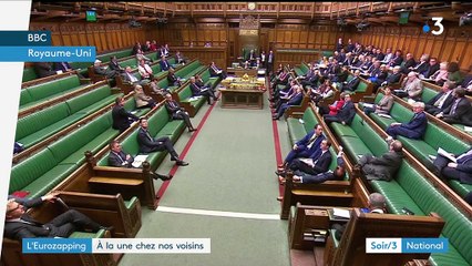 Eurozapping : des manifestants dénudés au Royaume-Uni, le football en Allemagne dans la tourmente