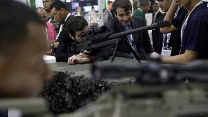 Pistola roubada em pleno salão de armas