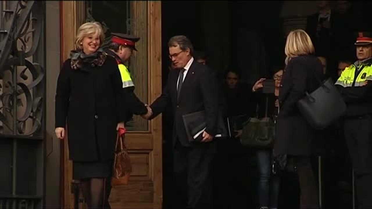 Aplausos y gritos de "Independencia" a la salida de Mas, Ortega y Rigau del TSJC