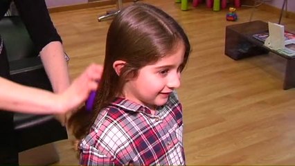 La iniciativa &#039;Mechones Solidarios&#039; recoge el pelo de voluntarios para fabricar pelucas para enfermos de cáncer