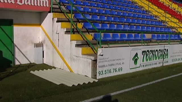 Cae sobre el banquillo local una placa de la cubierta del estadio del Sant Andreu