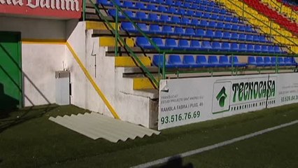 Cae sobre el banquillo local una placa de la cubierta del estadio del Sant Andreu