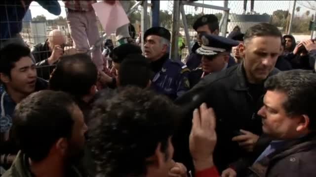 Una treintena de refugiados intentan impedir la entrada del ministro griego de Migración al campamento de Elinikón