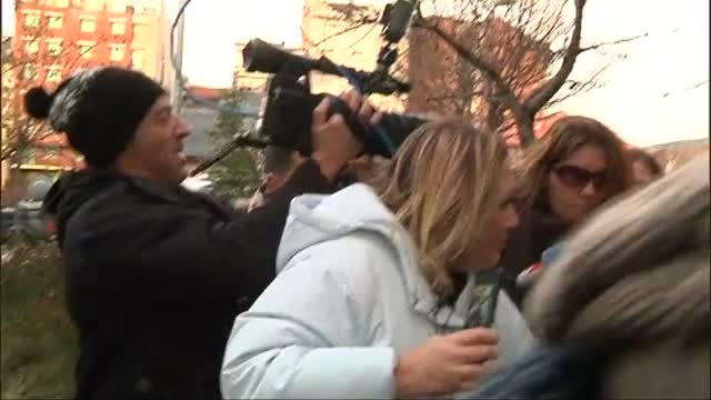 La madre de Nadia llega a los juzgados acompañada por su abogado