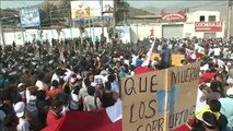 Fuertes enfrentamientos entre policías y manifestantes en Perú por el peaje de una carretera de Lima