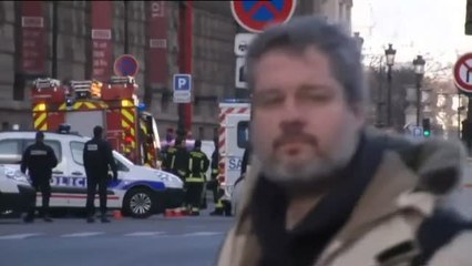 Un soldado dispara contra un hombre armado con un cuchillo en París