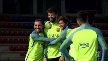 Iniesta y Piqué protagonistas del entrenamiento