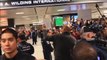 Abrazos y lágrimas al reunirse con familiares y amigos tras horas retenidos en el aeropuerto de Virginia