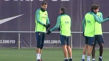 Piqué, especialmente animado en el entrenamiento del Barça