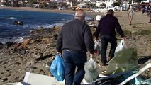 20 toneladas de melones inundan la playa de Mijas