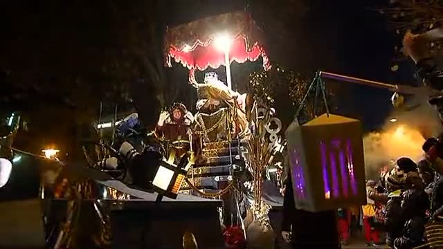 Cientos de farolillos con la estelada reciben a los Reyes Magos en Vic