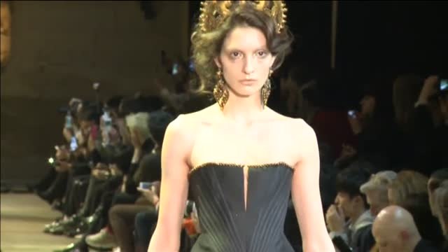 La diseñadora china Guo Pei cierra la semana de la moda de París