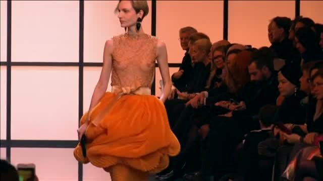 Elegancia y glamour en el desfile de Armani