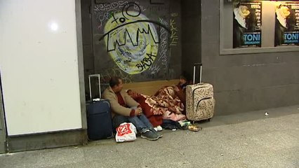 Los &#039;sintecho&#039; sobreviven a la ola de frío en Madrid gracias a la solidaridad