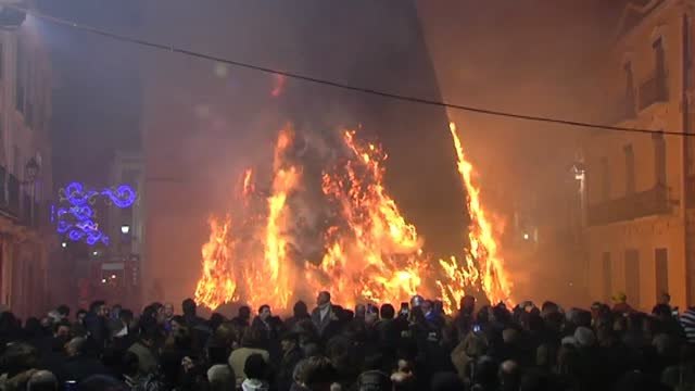 Canals da la bienvenida a San Antón con la mayor hoguera del mundo