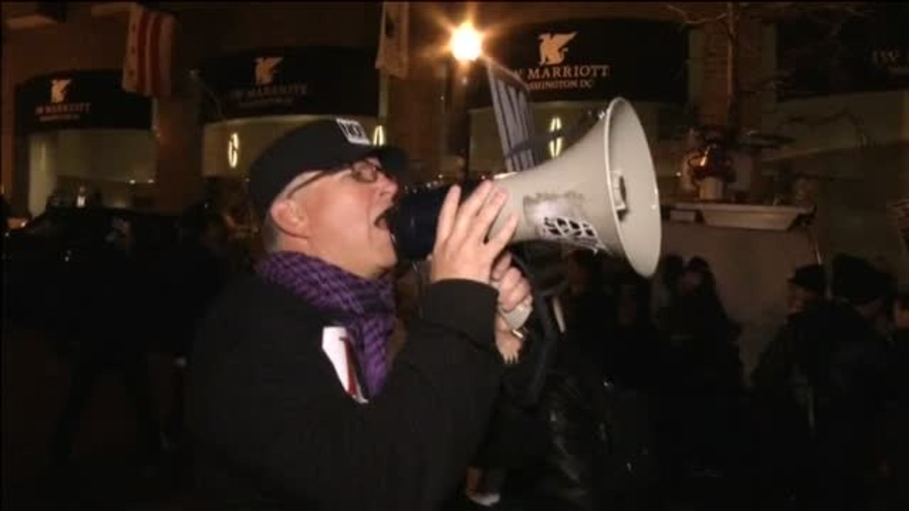Michael Moore o Alec Baldwin encabezan una nueva protesta contra Trump en Nueva York