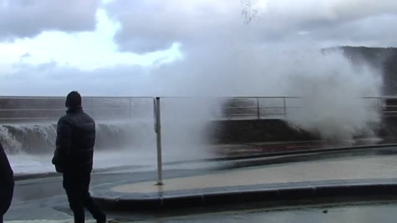 Espectacular oleaje en San Sebastián con la llegada del frente polar