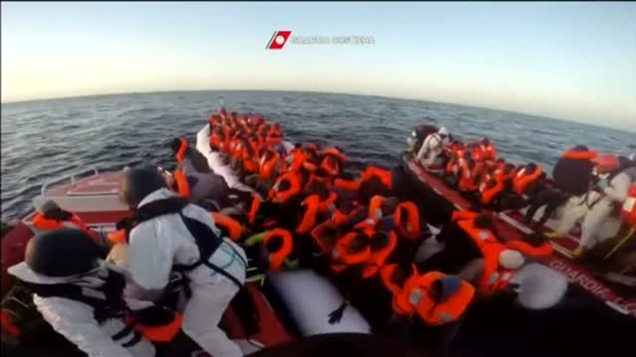 Espectacular rescate de 800 migrantes en una barcaza en el Mediterráneo