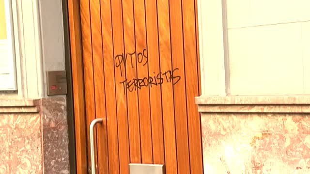 Atacan con pintadas de putos terroristas y putos rojos la sede de Podemos en Vitoria