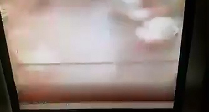 Momento de la explosión del coche bomba en Esmirna, Turquía