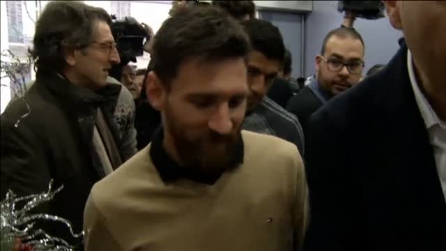 Messi y Suárez visitan un hospital infantil en Barcelona