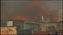 Caos y desesperación tras llegar el fuego a una zona residencial en Valparaíso (Chile)