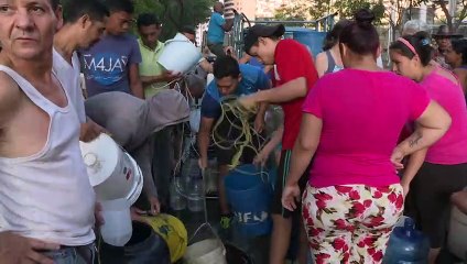 Sin agua, venezolanos protestan en medio de apagones