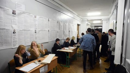 Comediante vence 1º turno da eleição presidencial na Ucrânia