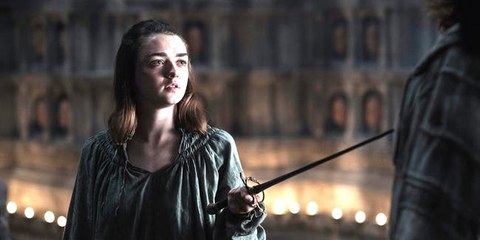 فيديو مايزي ويليامز بطلة Game of Thrones ترتبك بشدة بعد أن حرقت أحداثه