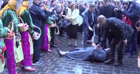 Fatma Şahin Tebrikleri Kabul Ederken Bir Vatandaş Yere Uzandı