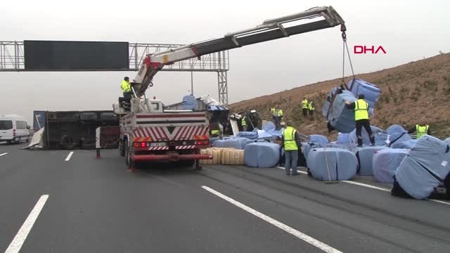 İstanbul- Sancaktepe Kuzey Marmara Otoyolu'nda Tır Devrildi