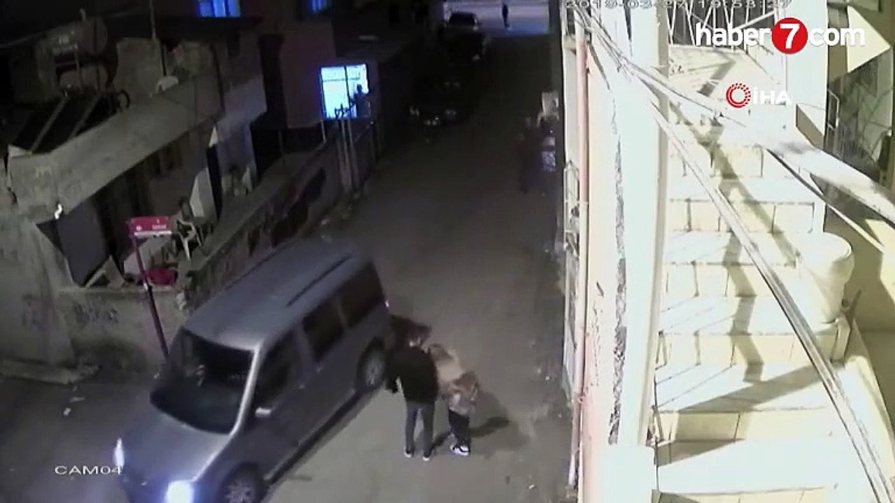 Genç kadın yürürken neye uğradığını şaşırdı! - Video 7