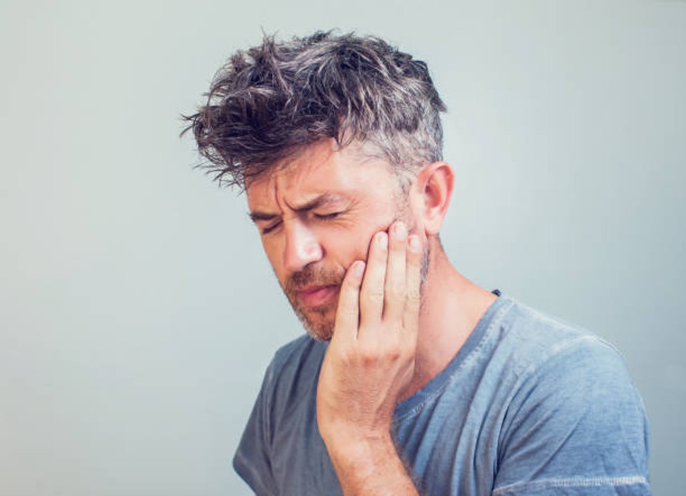 Rage de dents : 3 remèdes de grand-mère