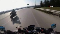 Virajı alamayan motosiklet sürücüsü bariyerlere böyle çarptı
