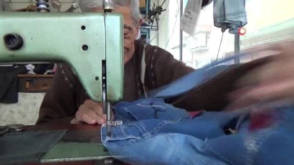 Asırlık Yaşar Dede, Mesleği ile Yaşıyor