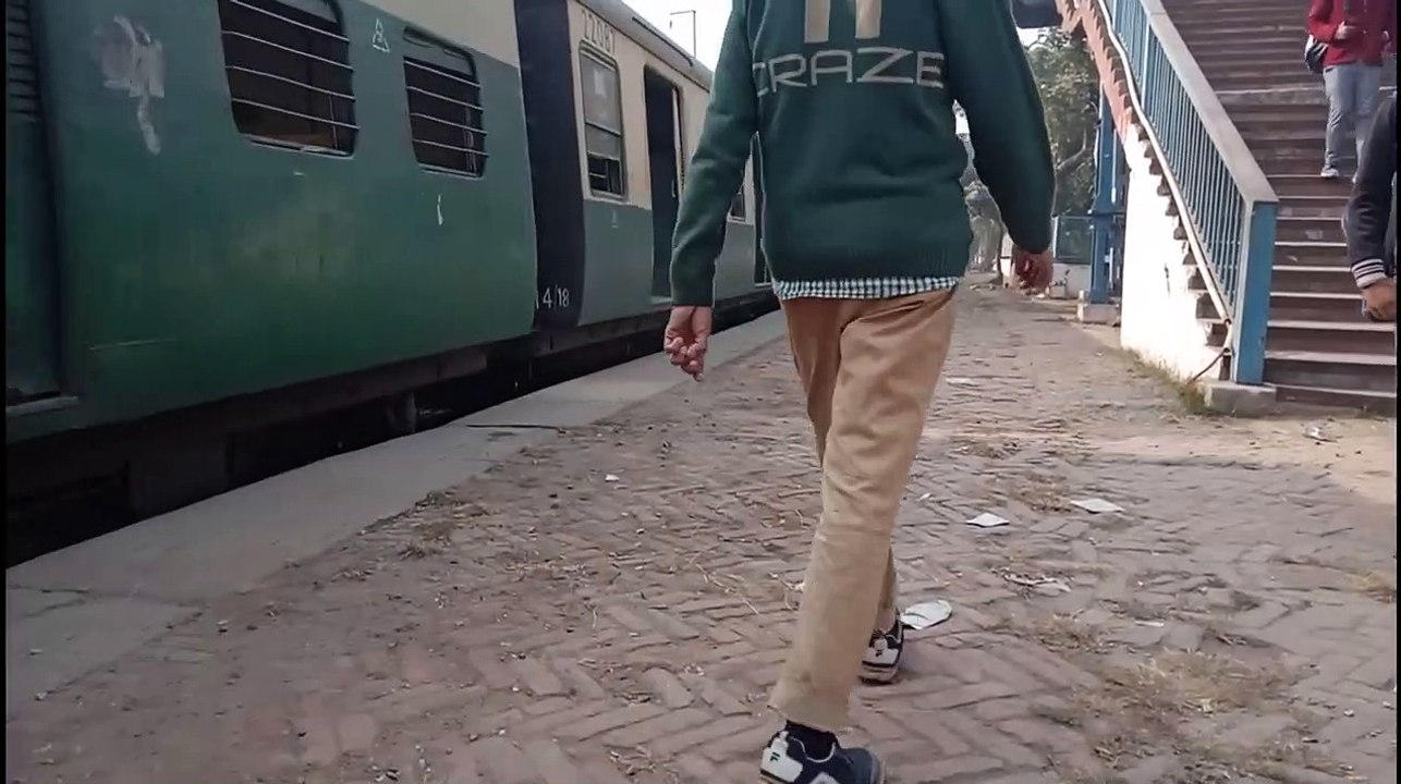 Up-Down EMU Enter Platform Same time