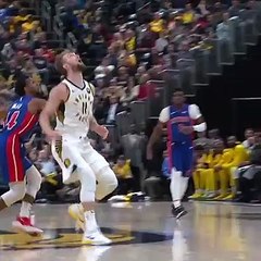 En mode saute-mouton, Thon Maker passe littéralement au-dessus de Bojan Bogdanovic