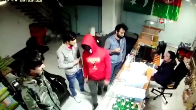 Kocaeli'de bıçaklı gasp dehşeti...İş yeri sahiplerinin bıçaklanarak gasp edildiği anlar kamerada