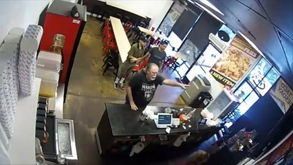 Cliente enloquece en EEUU por un cartel en español en restaurante mexicano