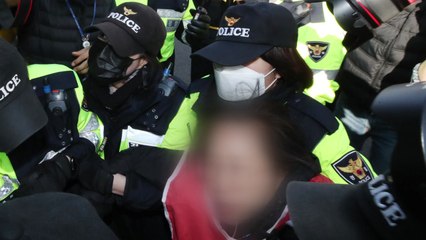 민주노총 조합원, 국회 안 농성...경찰에 연행 / YTN
