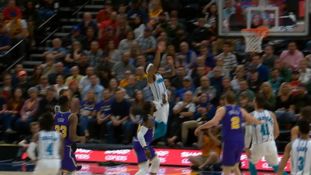 لقطة: كرة سلة: مونك يسجل سلة ساحقة بيد واحدة في مواجهة تشارلوت هورنتس ويوتا جاز