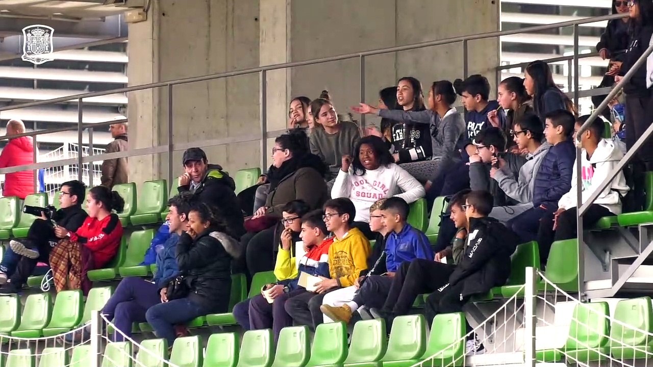Visita del los Alumnos del CEIP Carlos Saniz de los Terreros a la Selección Femenina