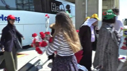 Filistin ve İsrail'li turistleri karanfillerle karşıladılar