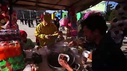 "الرجل الأصفر" علامة فارقة في مدينة حلب منذ 36 عاماً